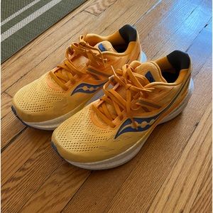 Women’s Saucony triumph 20 running shoe. Yellow and blue